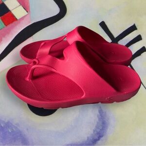 Tenzi comfort sandal.8. Fits 8.5-9. Raspberry